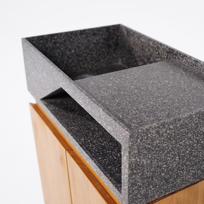 Meuble lave-mains suspendu en bois de teck massif et vasque en terrazzo noir - Tanja