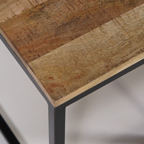 Table basse en bois avec plateau inférieur et structure en métal