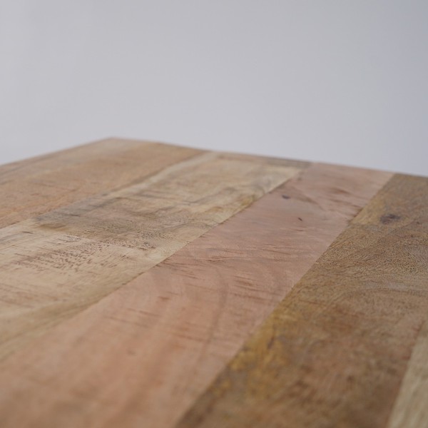 Table basse en bois avec plateau inférieur et structure en métal
