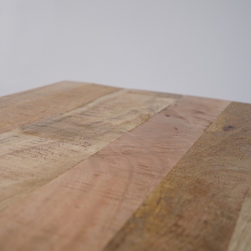 Table basse en bois avec plateau inférieur et structure en métal