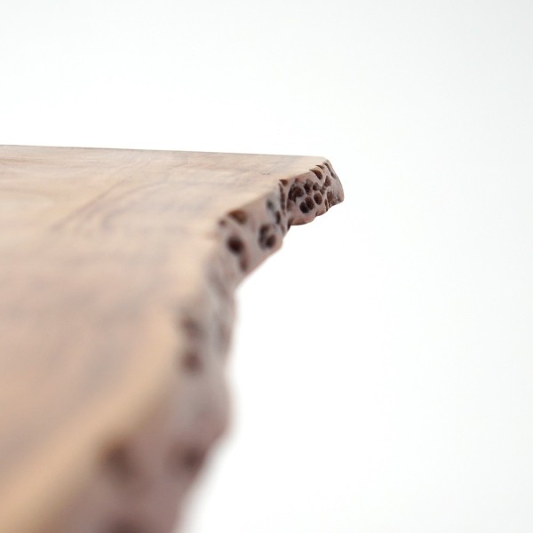 Table de salle à manger en bois massif à pied mikado en métal et bords naturels 180 cm