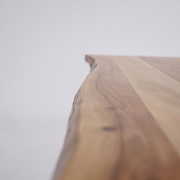 Table de salle à manger en bois massif à pied mikado en métal et bords naturels 180 cm