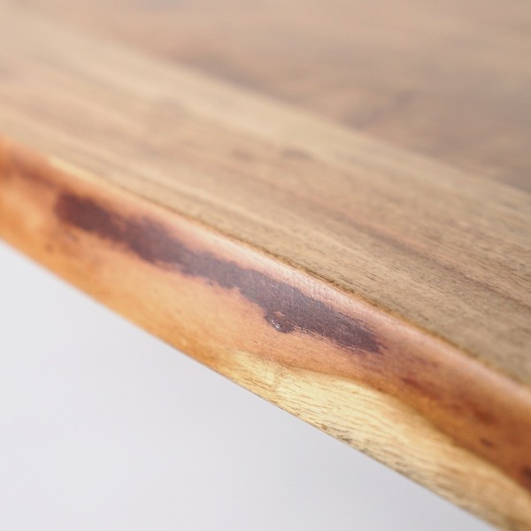 Table de salle à manger en bois massif à pied mikado en métal et bords naturels 180 cm