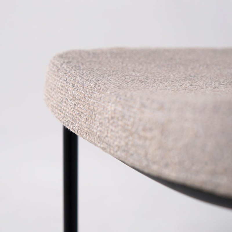 Chaise de salle à manger en tissu beige et pieds noirs - Menta