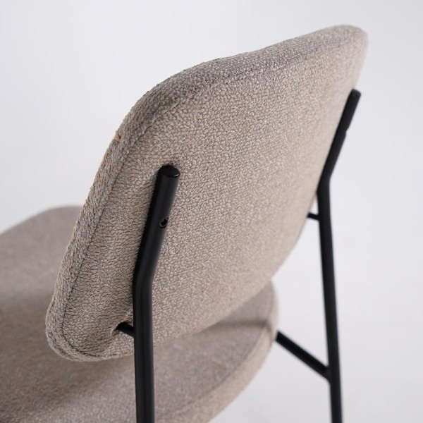 Chaise de salle à manger en tissu beige et pieds noirs - Menta