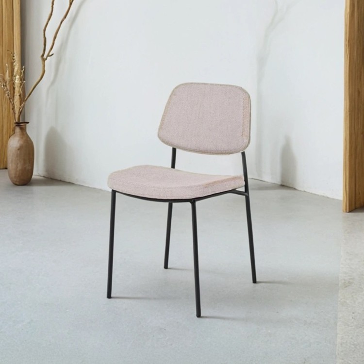 Chaise de salle à manger en tissu beige et pieds noirs - Menta