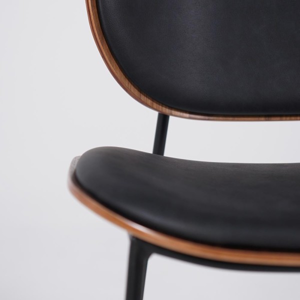 Chaise de salle à manger en cuir synthétique noir, noyer et pieds en métal noir - Clementina
