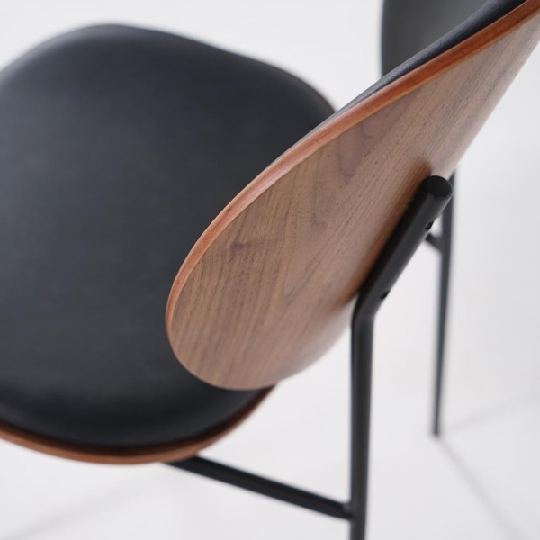 Chaise de salle à manger en cuir synthétique noir, noyer et pieds en métal noir - Clementina