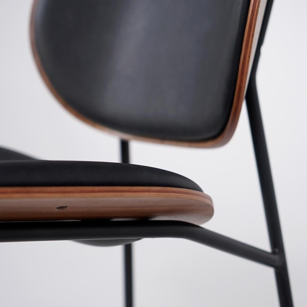 Chaise de salle à manger en cuir synthétique noir, noyer et pieds en métal noir - Clementina