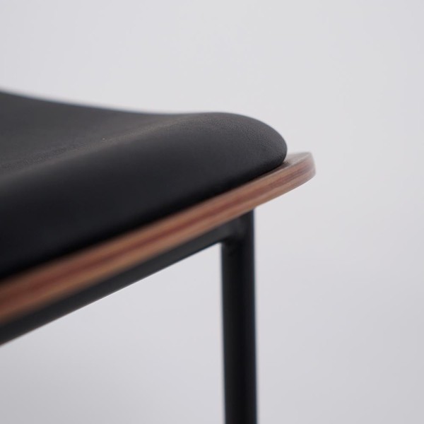 Chaise de salle à manger en cuir synthétique noir, noyer et pieds en métal noir - Clementina