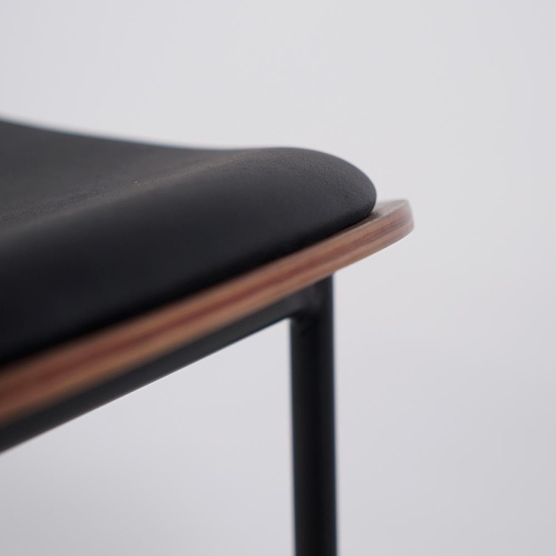 Chaise de salle à manger en cuir synthétique noir, noyer et pieds en métal noir - Clementina