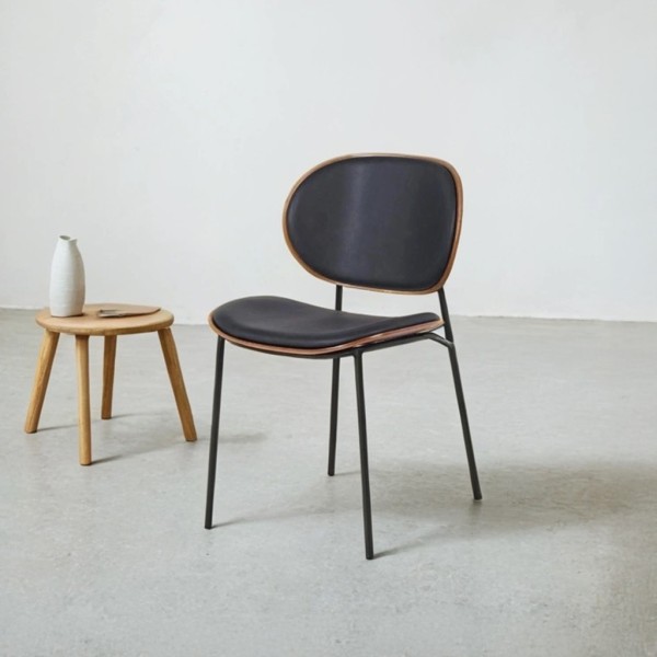 Chaise de salle à manger en cuir synthétique noir, noyer et pieds en métal noir - Clementina