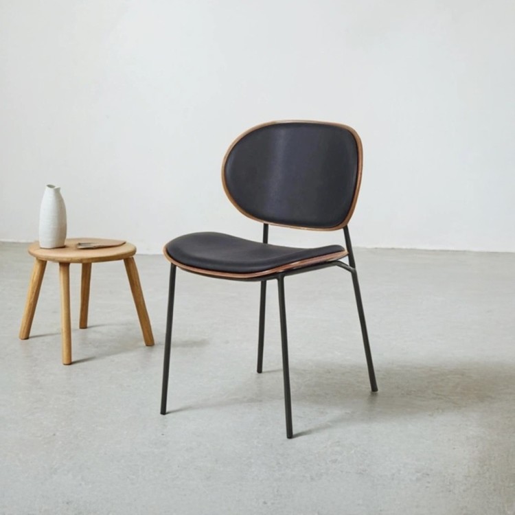 Chaise de salle à manger en cuir synthétique noir, noyer et pieds en métal noir - Clementina