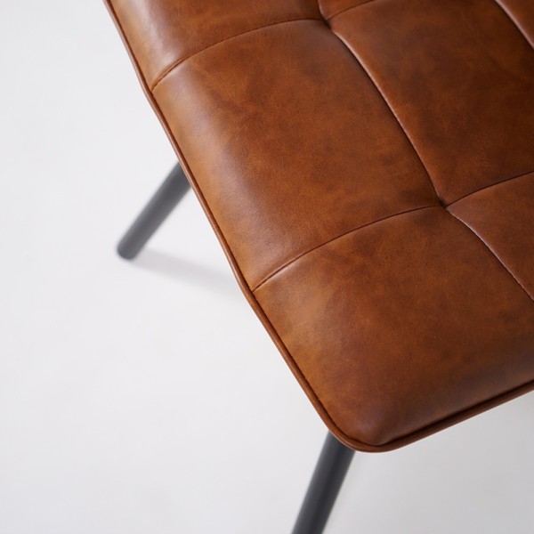 Chaise de salle à manger en cuir synthétique marron et pieds en métal noir - Velvia