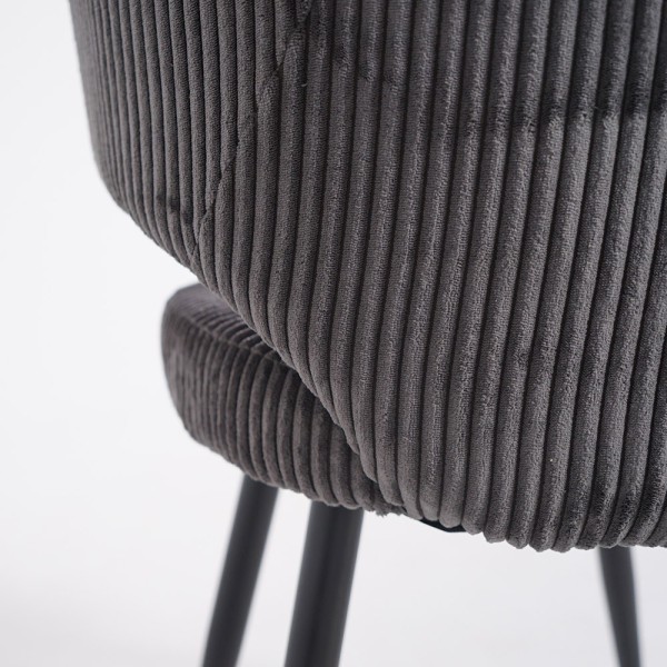 Chaise de salle à manger en velours gris et pieds en métal noir - Maple