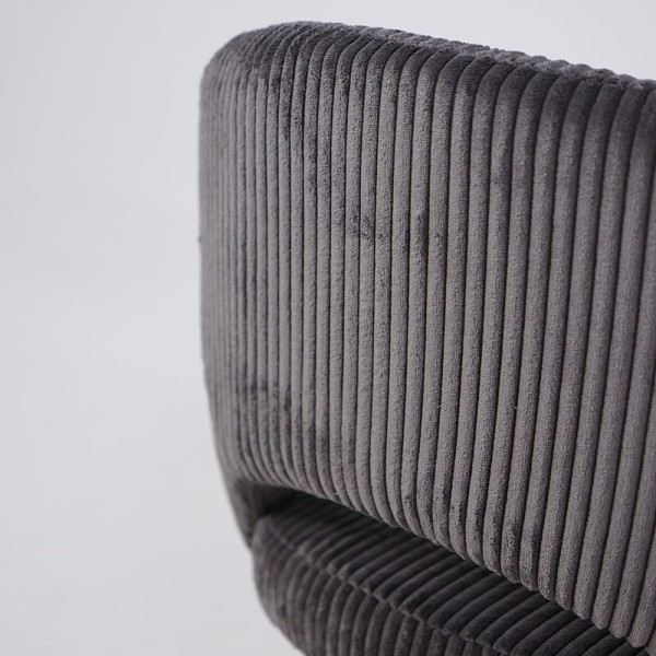 Chaise de salle à manger en velours gris et pieds en métal noir - Maple