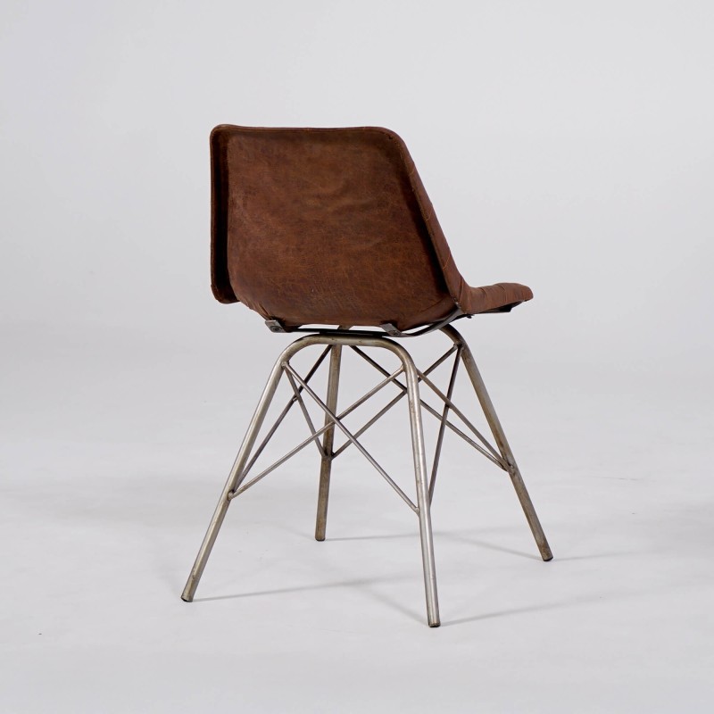 Chaise industrielle en cuir gaufré