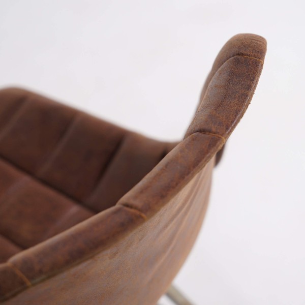 Chaise industrielle en cuir gaufré