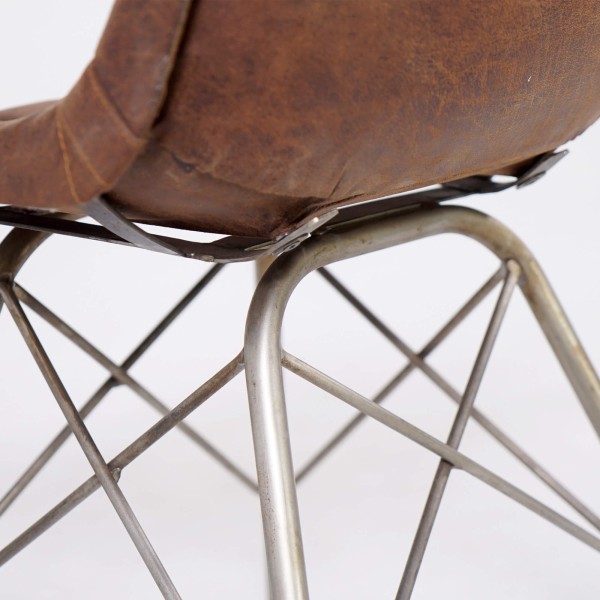 Chaise industrielle en cuir gaufré