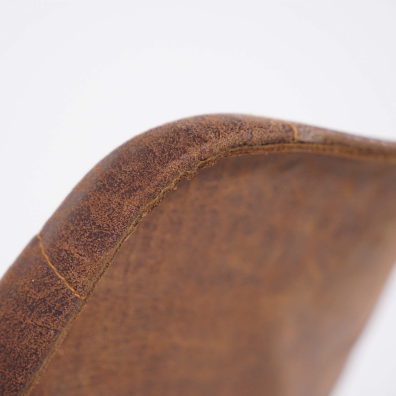 Chaise industrielle en cuir gaufré