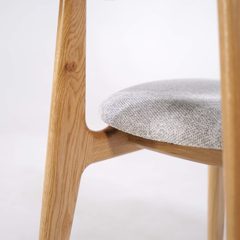 Chaise en bois massif de chêne et tissu gris - Skaga