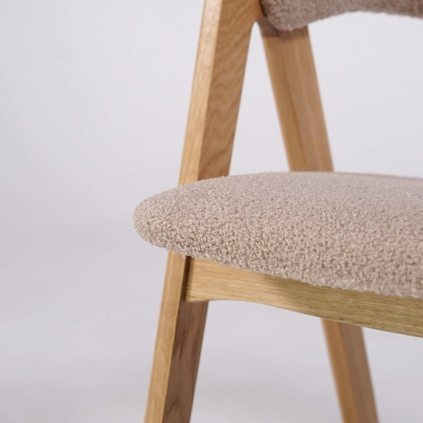 Chaise en bois naturel et tissu bouclette beige - Lykke