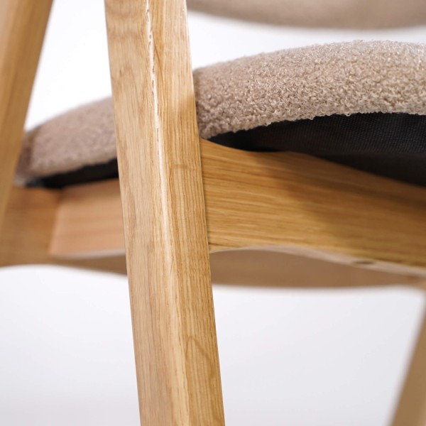 Chaise en bois naturel et tissu bouclette beige - Lykke