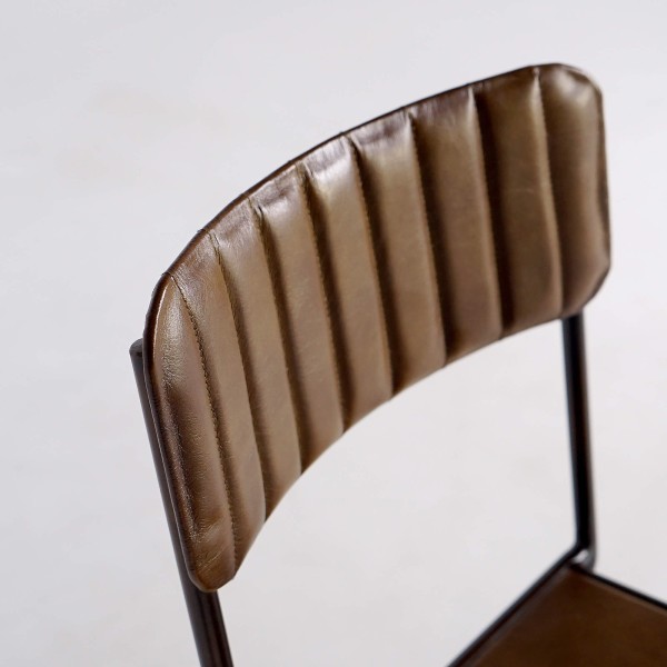 Chaise en cuir marron - Friends