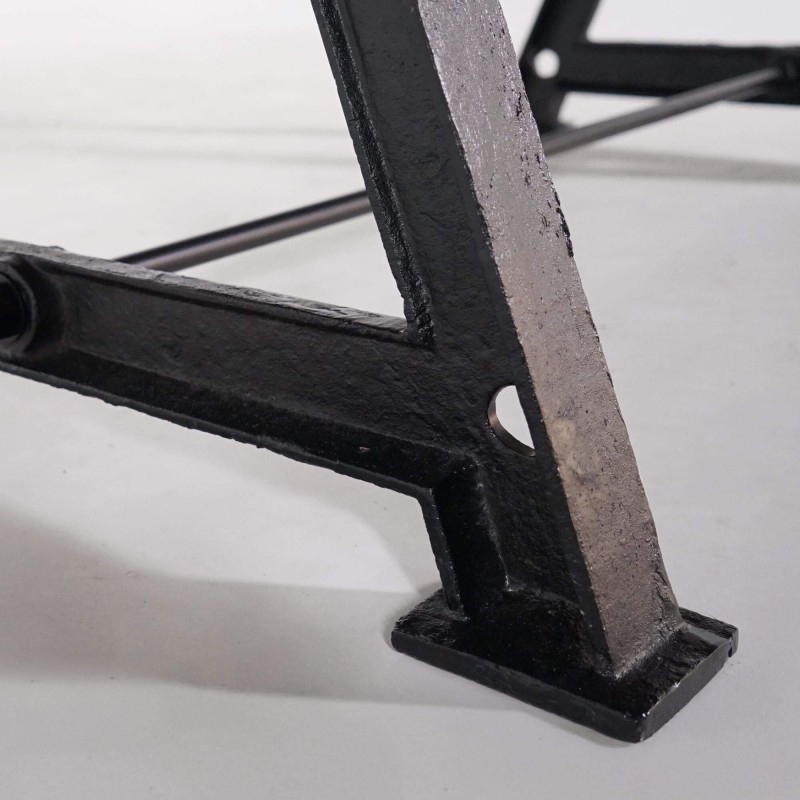 Table à manger de style industriel en bois massif et pieds en fonte - Hudson