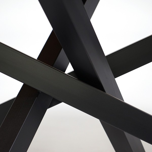 Table de salle à manger en bois massif à pied mikado en métal et bords naturels 220 cm