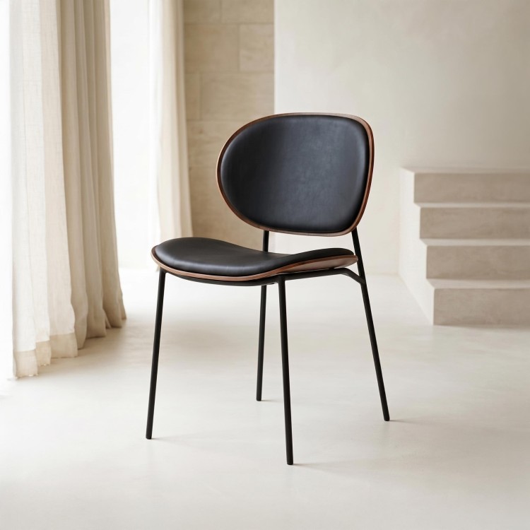 Chaise de salle à manger en cuir noir, noyer et pieds en métal noir - Clementina