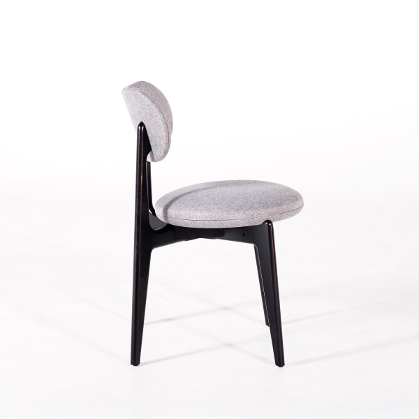 Chaise de salle à manger en bois massif finition noir et tissu gris - Svala
