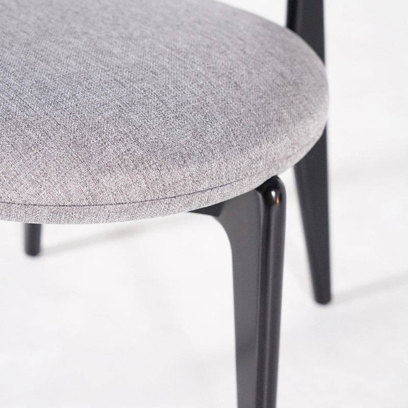 Chaise de salle à manger en bois massif finition noir et tissu gris - Svala