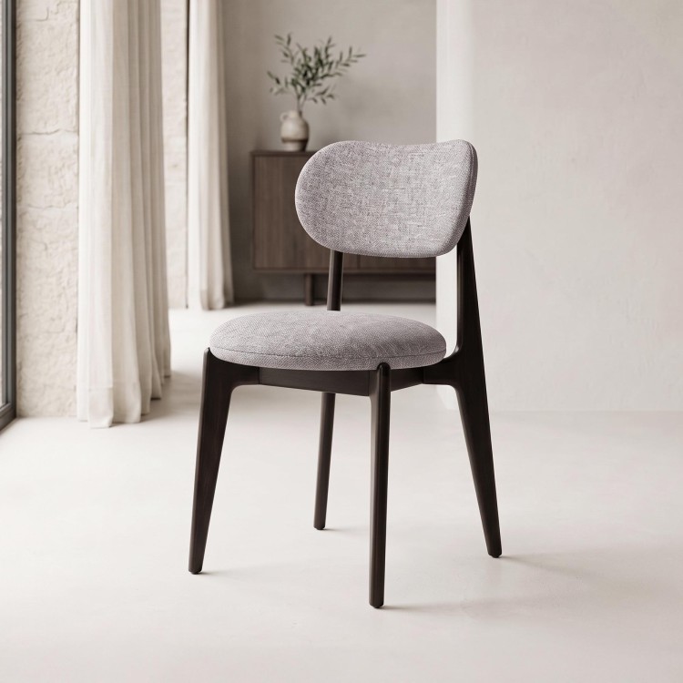 Chaise de salle à manger en bois massif finition noir et tissu gris - Svala