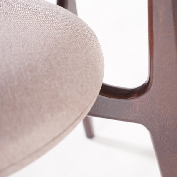 Chaise de salle à manger en bois massif finition noyer et tissu beige - Svala