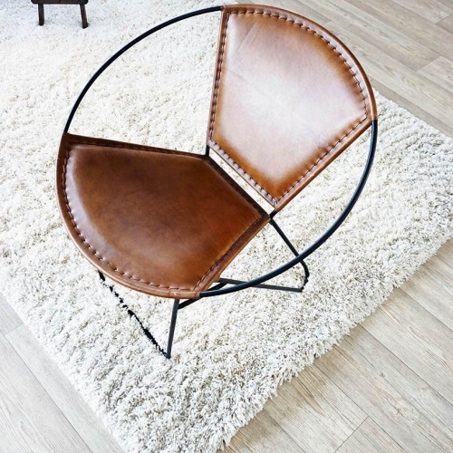 Chaise en cuir papillon