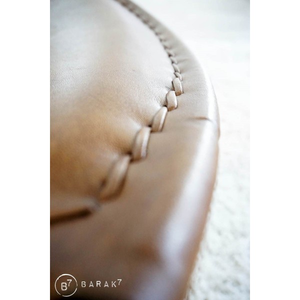 Chaise en cuir papillon