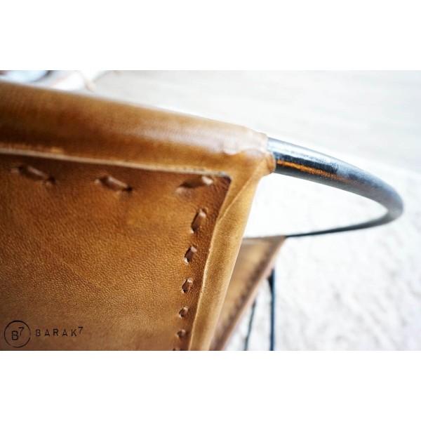 Chaise en cuir papillon