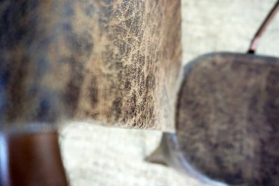 Chaise industrielle cuir et cuivre avec accoudoirs