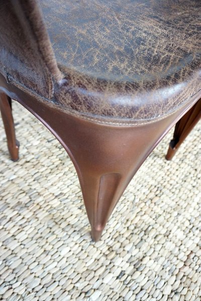 Chaise industrielle cuir et cuivre avec accoudoirs