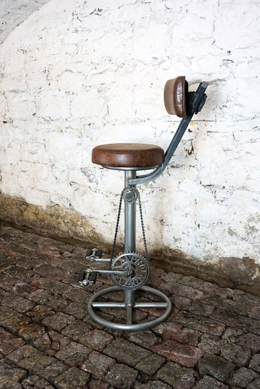 Tabouret de bar à pédales avec dossier