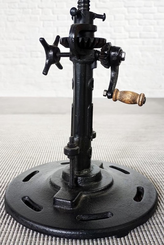 Petite table industrielle réhaussable