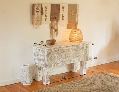 Console indienne ethnique blanchie