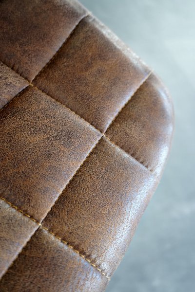 Chaise industrielle en cuir gaufré