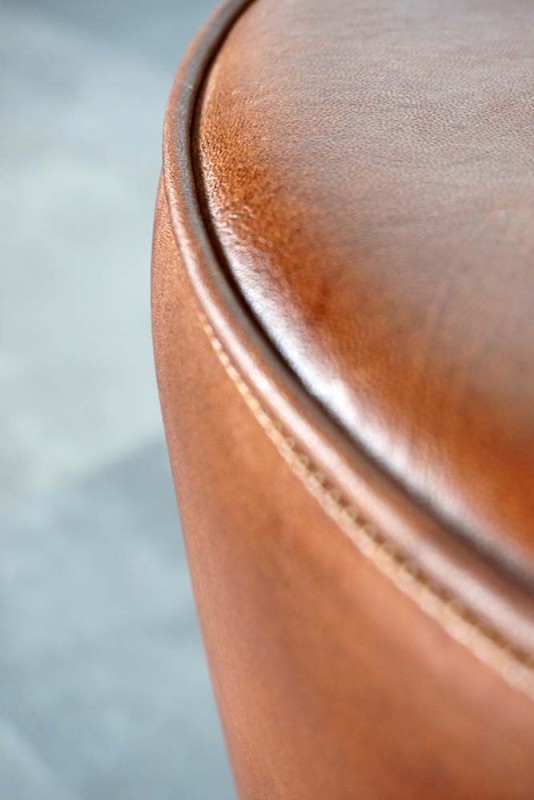 Tabouret industriel en cuir "Leitmotiv"