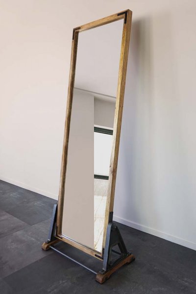 Miroir sur pied avec cadre en bois