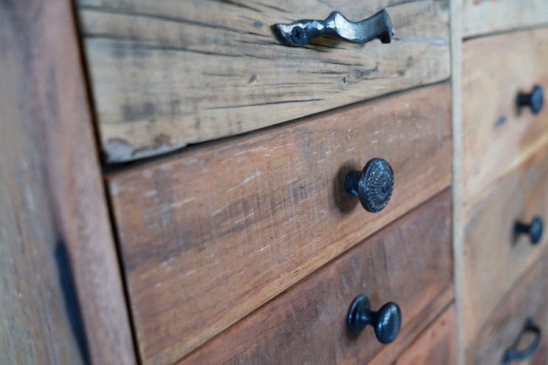 Meuble de rangement en bois massif recyclé