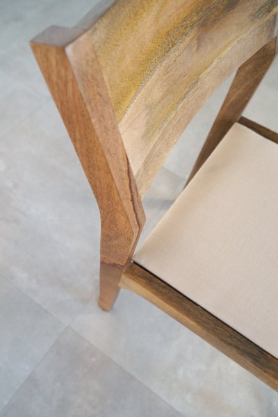 Chaise en bois naturel et tissu beige - Elegance