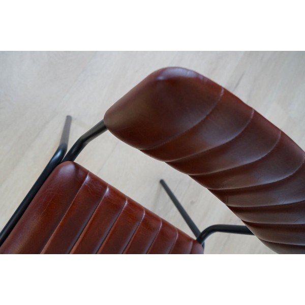 Chaise en métal et cuir