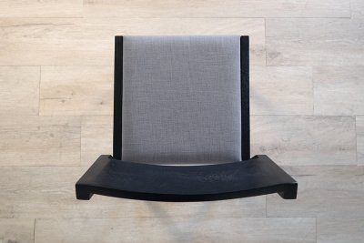 Chaise noire en bois naturel et tissu gris - Elegance
